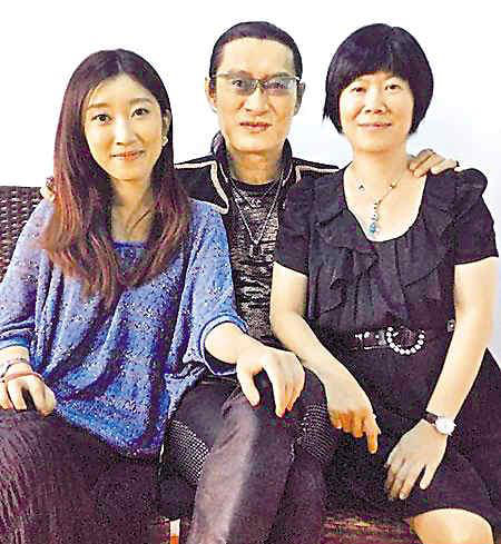 胡军亲吻女儿照片引争议 明星千金大比美(组图