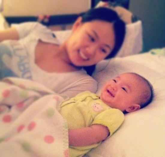 李小鹏一家遇狗仔<em>奥莉萌态十足</em> 揭奥莉成长照