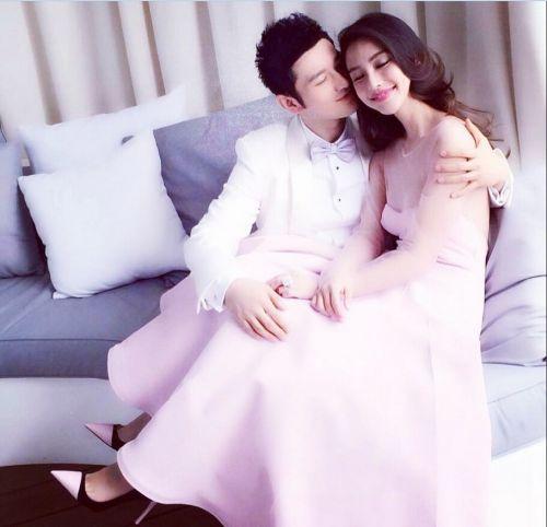 黄晓明<em>Baby</em>婚礼请帖曝光 <em>baby晒皇冠戒指</em>细数