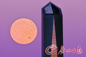 在西班牙马德里，一轮“超级月亮”正挂在天空中。（资料图片）