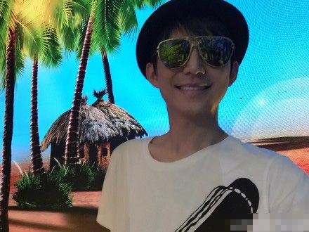 何炅晒微笑自拍网友与赵丽颖有夫妻相
