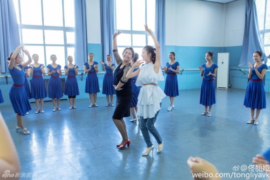 重返母校佟丽娅跳新疆舞 佟丽娅17岁舞蹈旧照