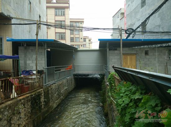 宜州一排洪渠上搭建房子 已责令业主拆除