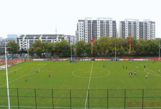 泰州首个天然草坪足球场启用 球王争霸赛开踢