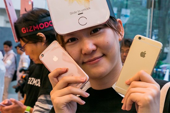 iPhone6s开售首日 全球果粉抢购画面