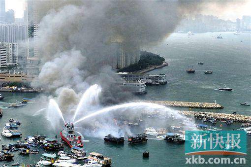 香港维多利亚港大火 十几艘船遭殃(图)