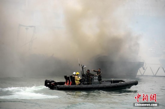 香港筲箕湾避风塘海面发生三级火警(高清组图