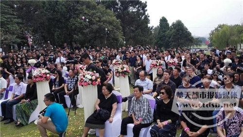 姚贝娜雕像揭牌 姚爸爸沉痛悼念:安息吧!小姑娘