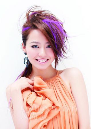 <em>叶一茜李宇春合影</em>仿佛回到10年前 历届超女现