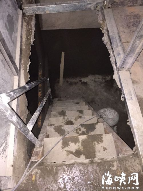 福州一小区业主打穿自家楼板 欲圈占楼下架空