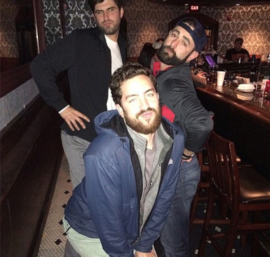 敷面膜做美甲 外国小伙模仿女性生活晒搞笑自