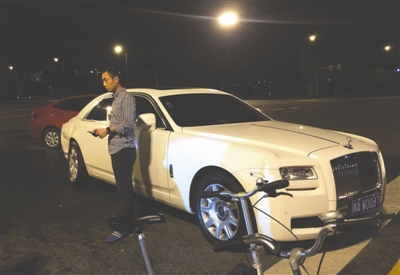 路口红绿灯坏掉 劳斯莱斯被撞变形(图)