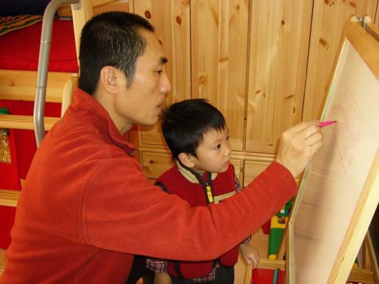  张艺谋女儿做月饼 为妈妈庆生 老谋子一家五口