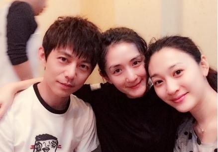 何炅王菁同居多年恋情曝光:昔日与女星亲密合