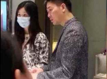 曝刘强东澳洲大婚奶茶妹妹疑怀孕 网友:老板娘