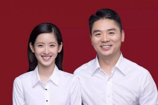 现场刘强东搂着奶茶妹晒结婚证.