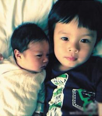 昆凌晒女儿脚丫称小周周为妹妹 明星宝宝小名