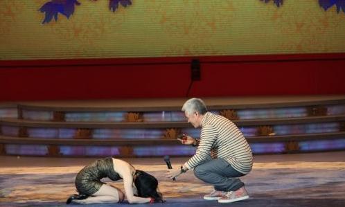 赵本山下厨炖鱼犒劳弟子 深挖赵本山女性朋友圈