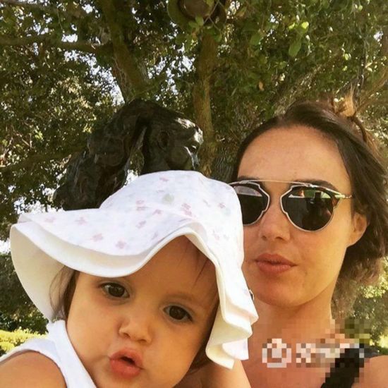 傲娇赛小七!图揭23亿小公主奢华生活 吃奶照都