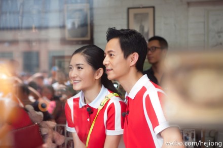 何炅专业蹭照片晒与偶像合影 被网友调侃缺表