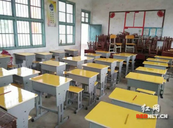 公益助学送的新课桌