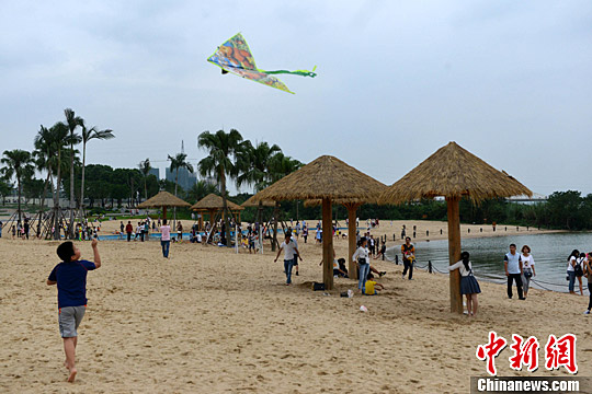 游客感受福州最美沙滩公园