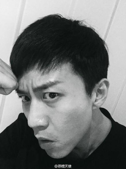 邓超秋冬男神自拍 邓超搞怪照片男扮女装湿身