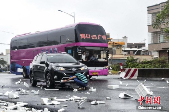 广东顺德遭龙卷风袭击 造成3人死亡近80人受伤
