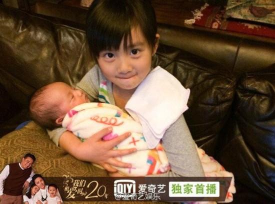  张亮儿子脚丫抢镜  张亮二胎女儿曝光 揭爸爸去