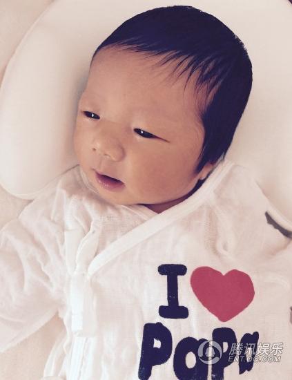  张亮儿子脚丫抢镜  张亮二胎女儿曝光 揭爸爸去