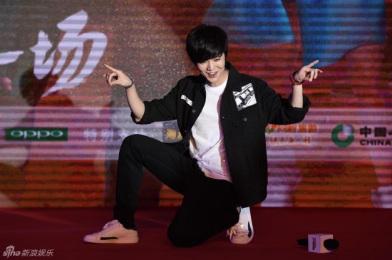 3发布会群星乱舞鹿晗抢镜 Angelababy紧身衣回