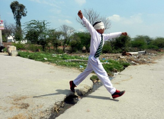 印度10岁男童可嗅味辨色 蒙眼走路骑车无障碍