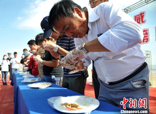 威海南海新区螃蟹节吸引游客