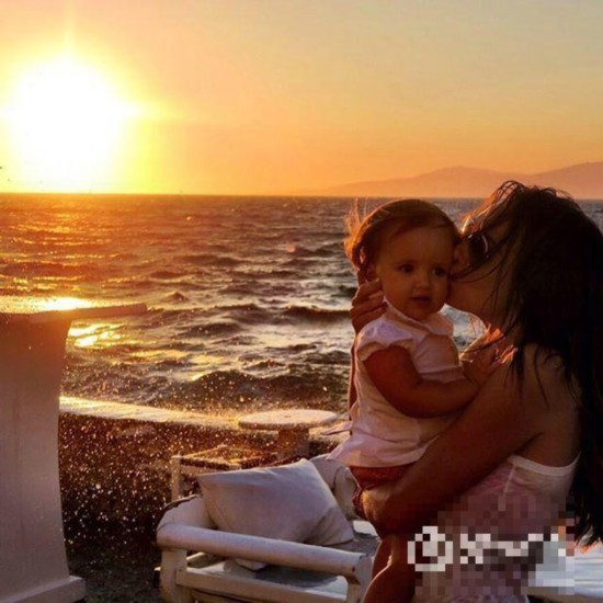 傲娇赛小七!图揭23亿小公主奢华生活 吃奶照都