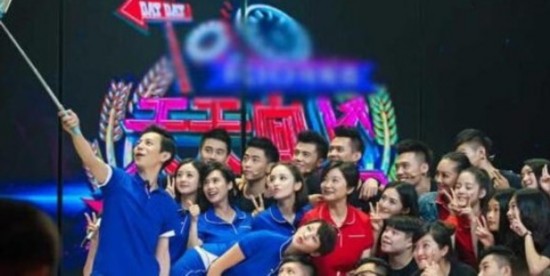 王菁何炅恋情曝光 何炅赵丽颖亲吻真的假的图片