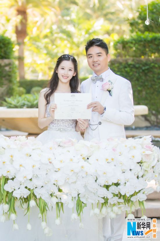 刘强东章泽天婚礼现场照片 奶茶妹纯白婚纱仙