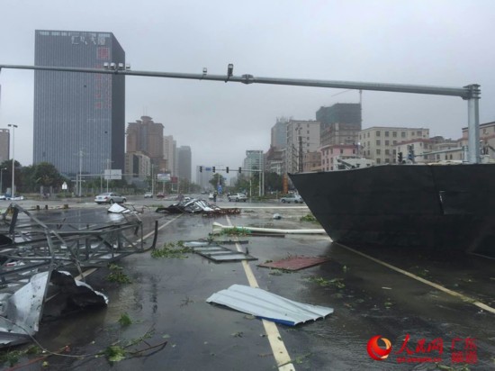 台风眼中的广东湛江:台风登陆进行时 市区一片