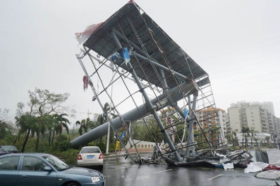 Typhoon Mujigae lashes southern China, at least four dead