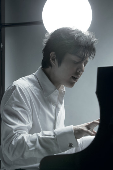 原标题: 李云迪 帅气 坐镇肖邦赛  15年从最年轻冠