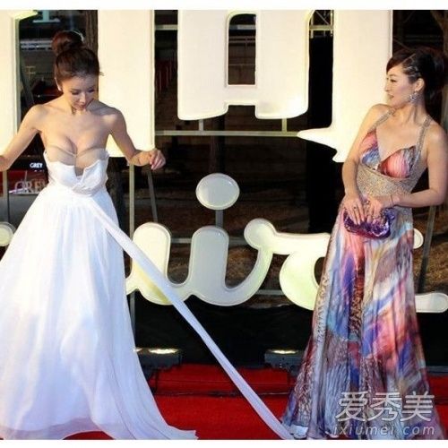 娱乐圈10大靠胸器走红的性感女星--重庆视窗-