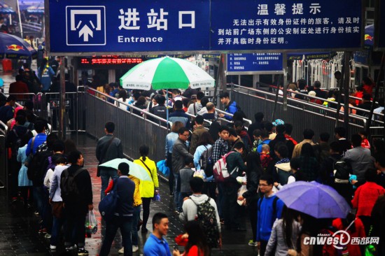 陕西铁路迎来返程高峰,西安火车站进站口的旅客.