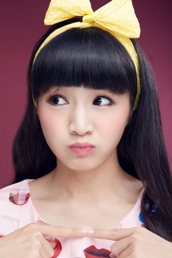 文儿发布缤纷糖果色系写真 明朗少女渴望爱情