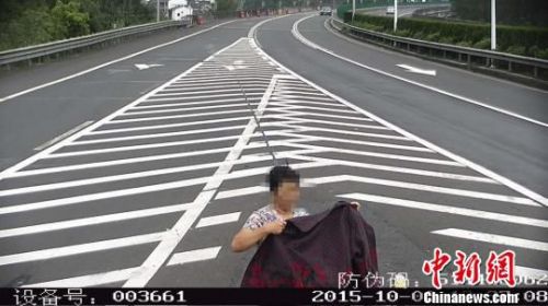 奇葩母子因错过出口高速玩倒车,还脱衣遮摄像头