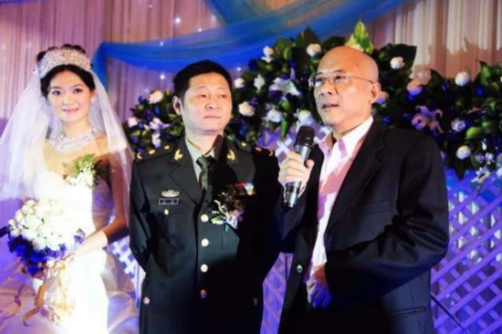 尽管赵亮比他老婆要大15岁但是还是发生了一见钟情,两人在朋友聚会上