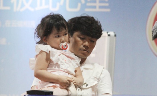 王宝强带女儿参加黄晓明婚礼 教主到底请了多