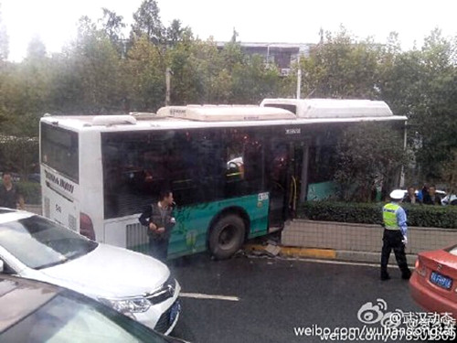 武汉公交集团:548路公交车开上绿化带因避让面