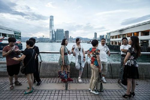 内地游客对香港失去兴趣 港媒:鸡蛋别放一个篮