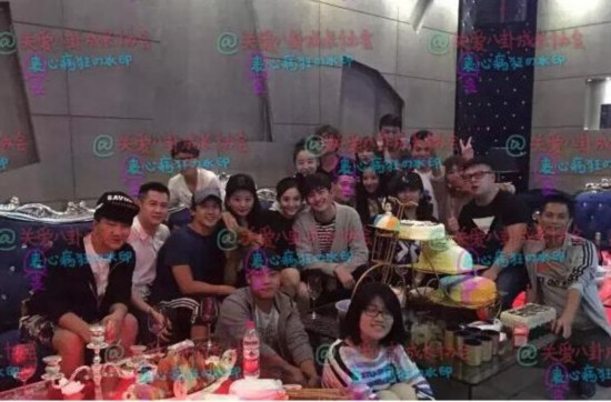 甜蜜秀恩爱!古力娜扎陪张翰剧组过生日照片曝