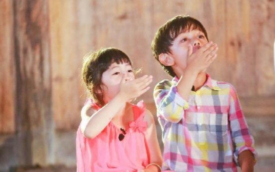  夏天被诺一吻肩膀  盘点两人两小无猜情侣服甜