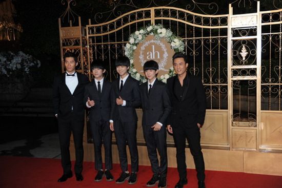 TFBOYS现身黄晓明婚礼 穿黑色西装帅气(图)